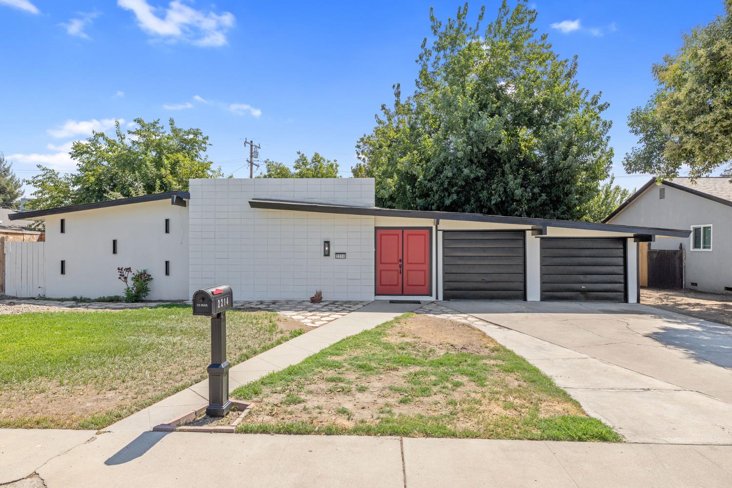 2214 S Locust St, Visalia, CA 93277