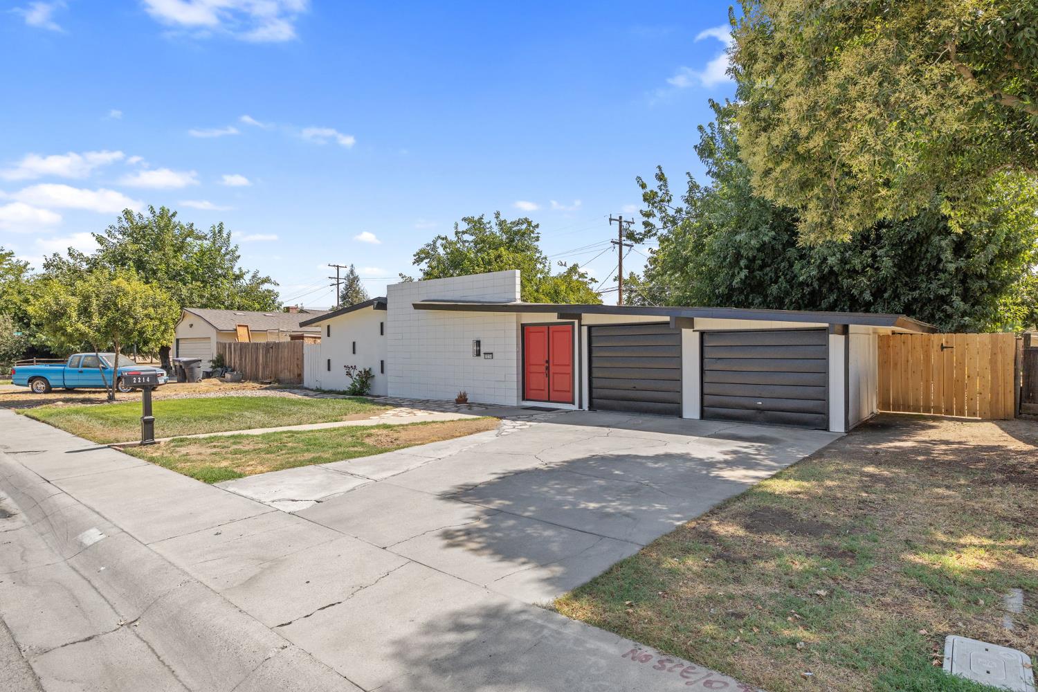 2214 S Locust St, Visalia, CA 93277