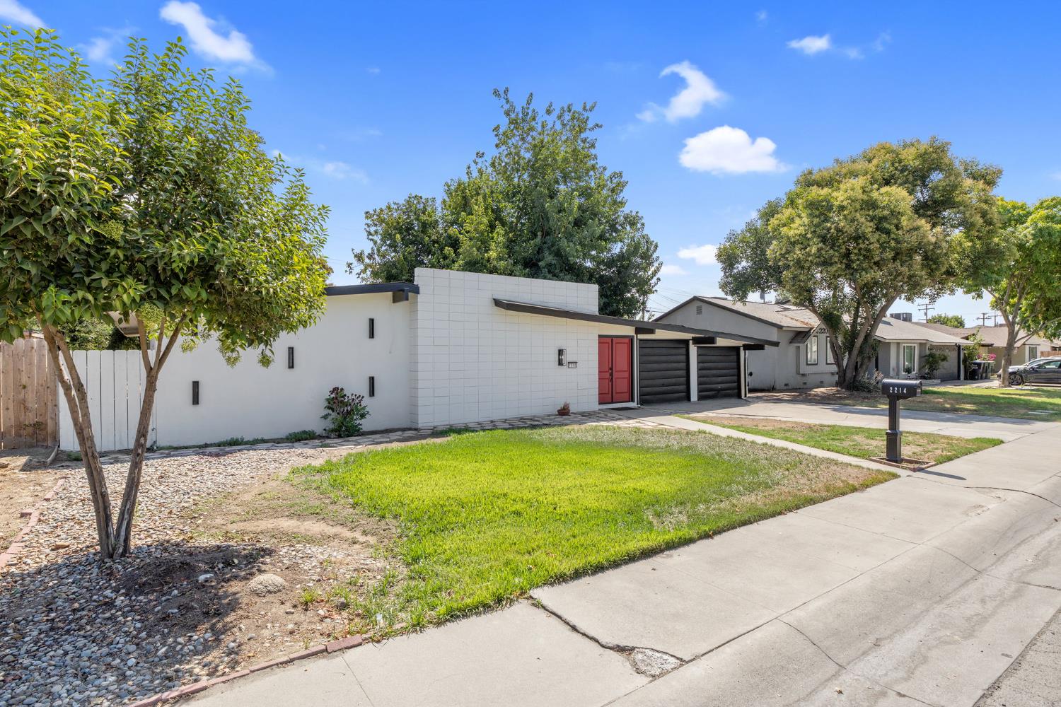 2214 S Locust St, Visalia, CA 93277
