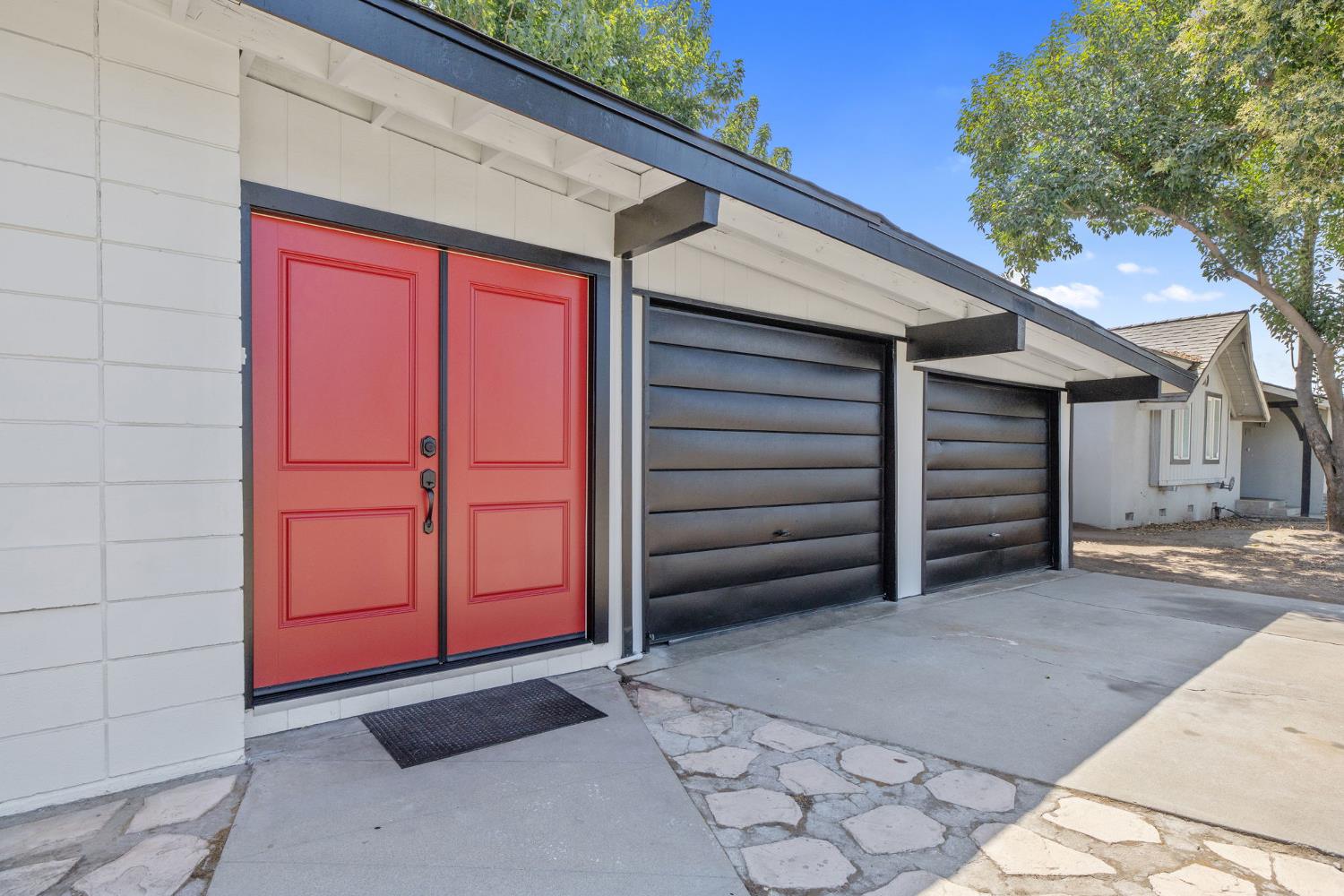 2214 S Locust St, Visalia, CA 93277