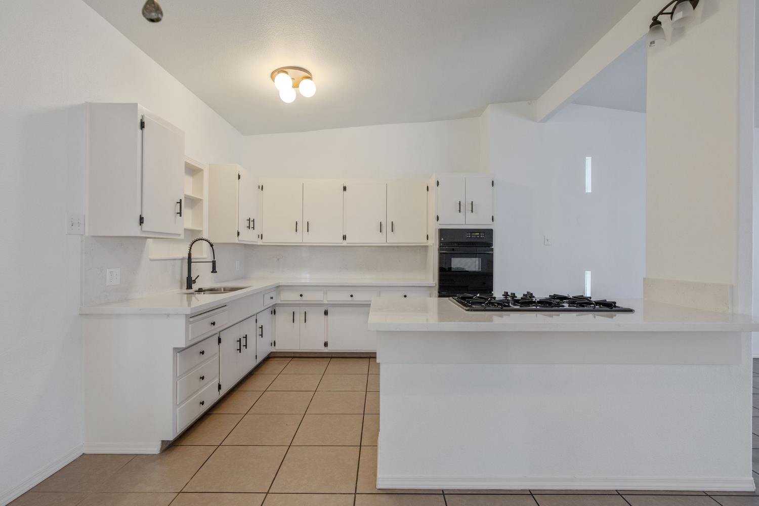 2214 S Locust St, Visalia, CA 93277