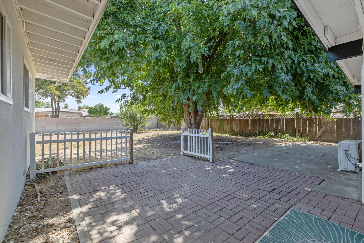 2214 S Locust St, Visalia, CA 93277