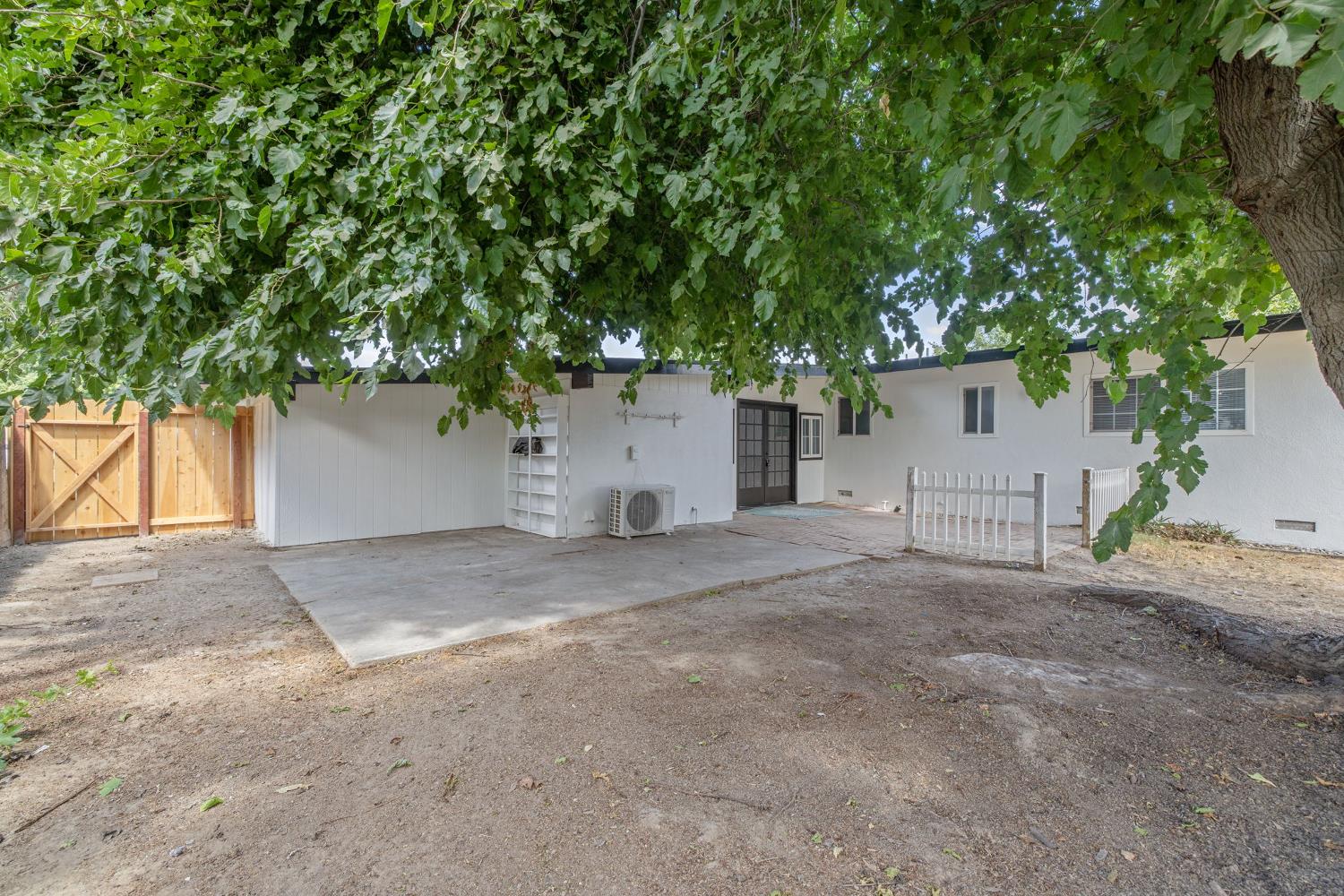 2214 S Locust St, Visalia, CA 93277