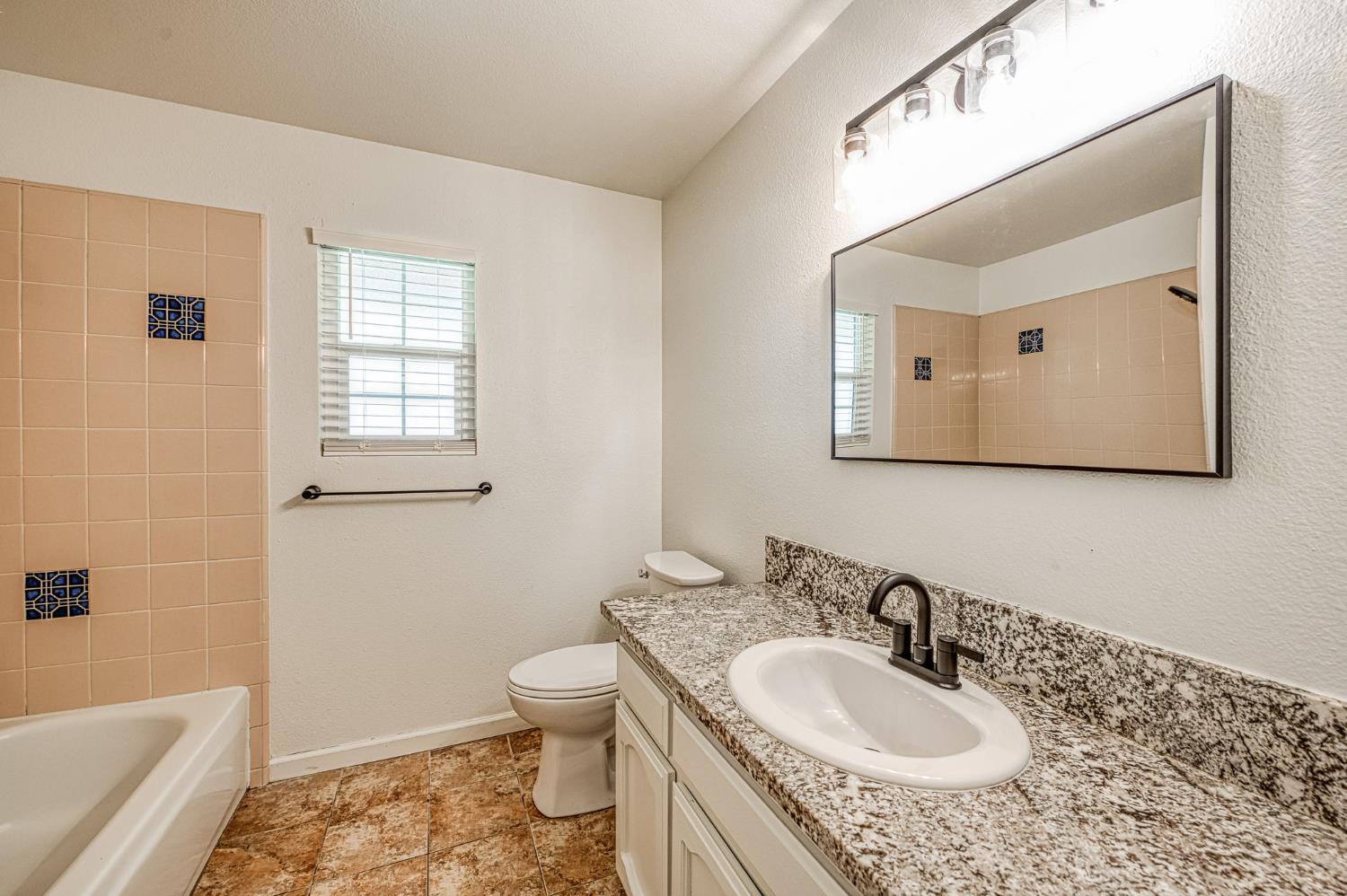 1189 Jefferson Ave, Clovis, CA 93612
