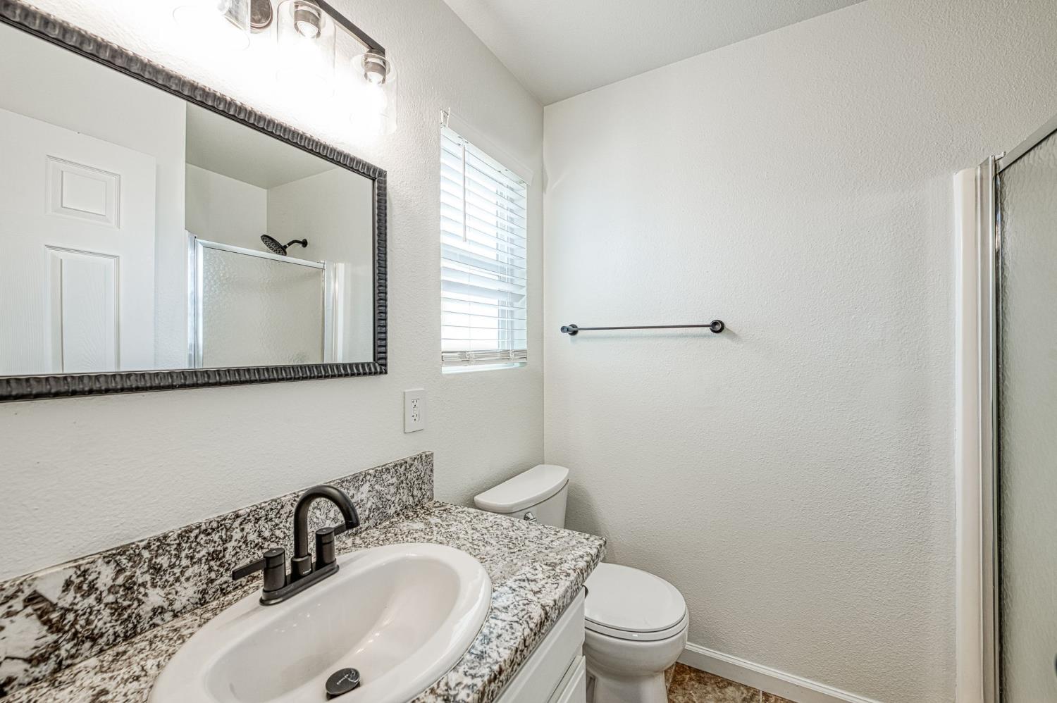1189 Jefferson Ave, Clovis, CA 93612