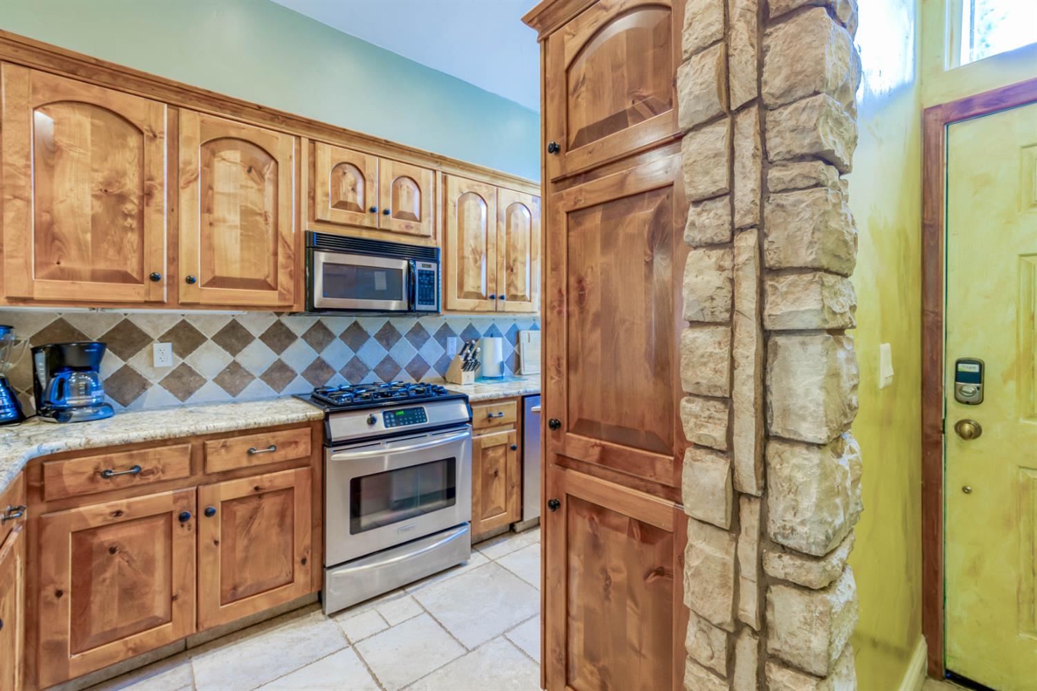 40739 Silvertip Ln, Shaver Lake, CA 93664