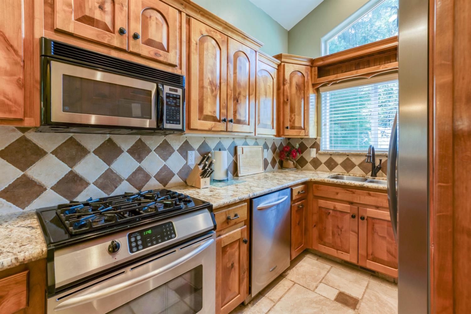 40739 Silvertip Ln, Shaver Lake, CA 93664