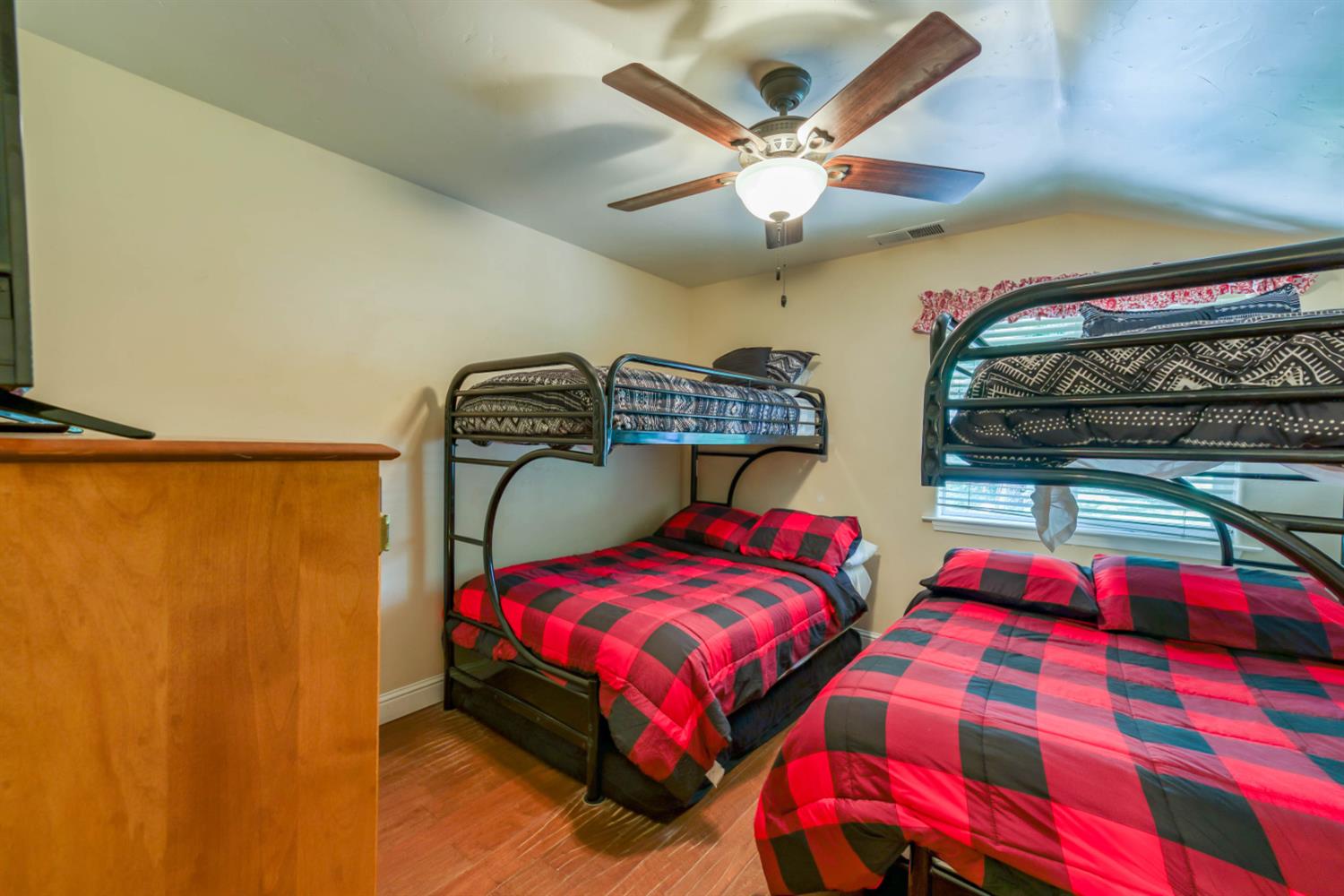 40739 Silvertip Ln, Shaver Lake, CA 93664