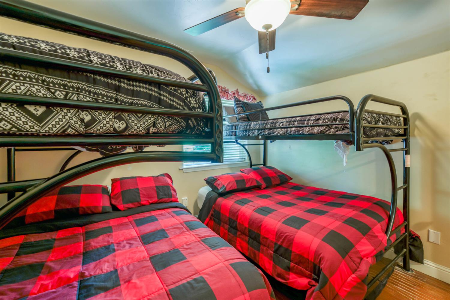 40739 Silvertip Ln, Shaver Lake, CA 93664