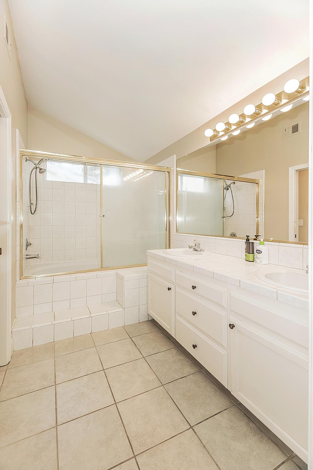 6023 W Alluvial Ave, Fresno, CA 93722