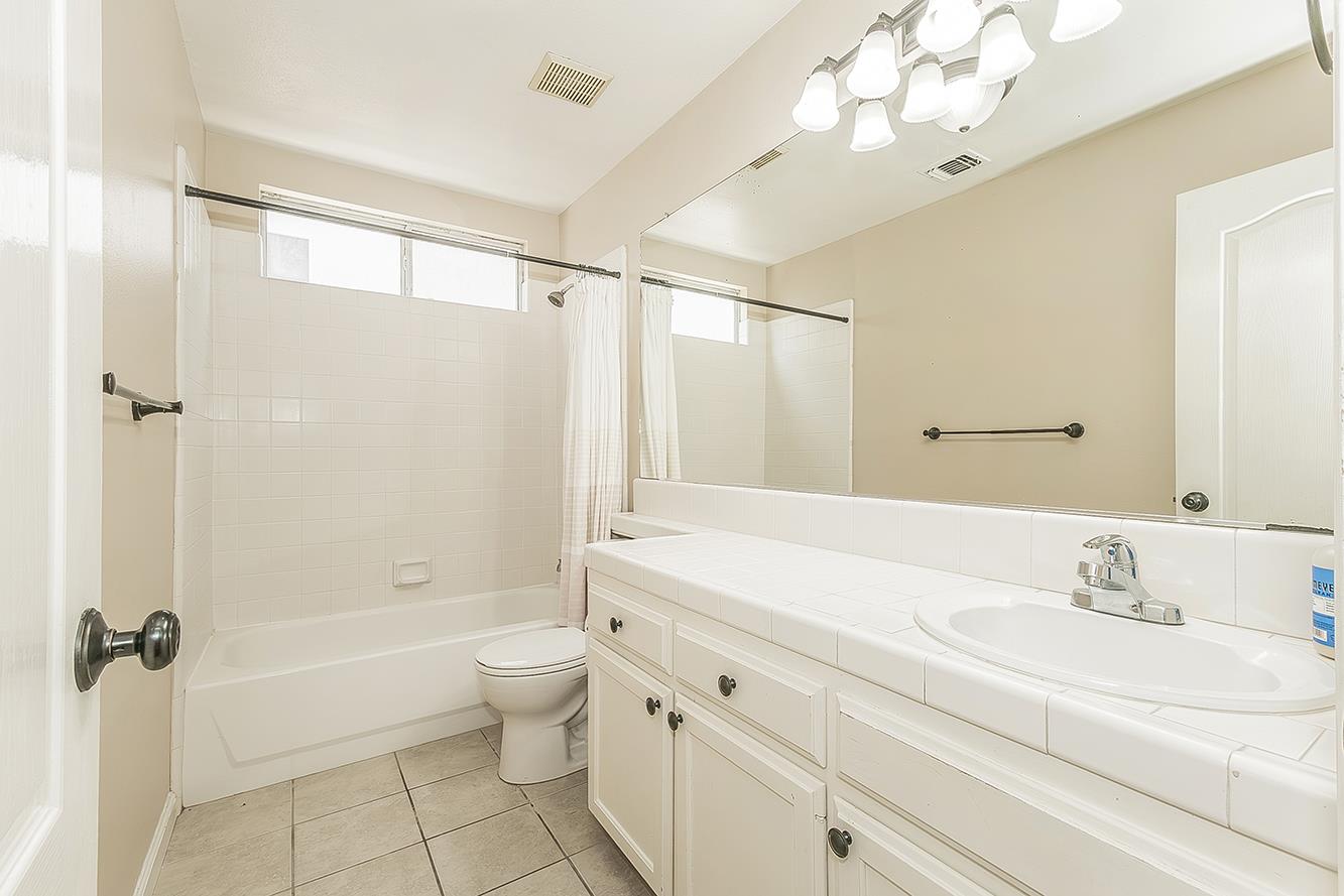 6023 W Alluvial Ave, Fresno, CA 93722