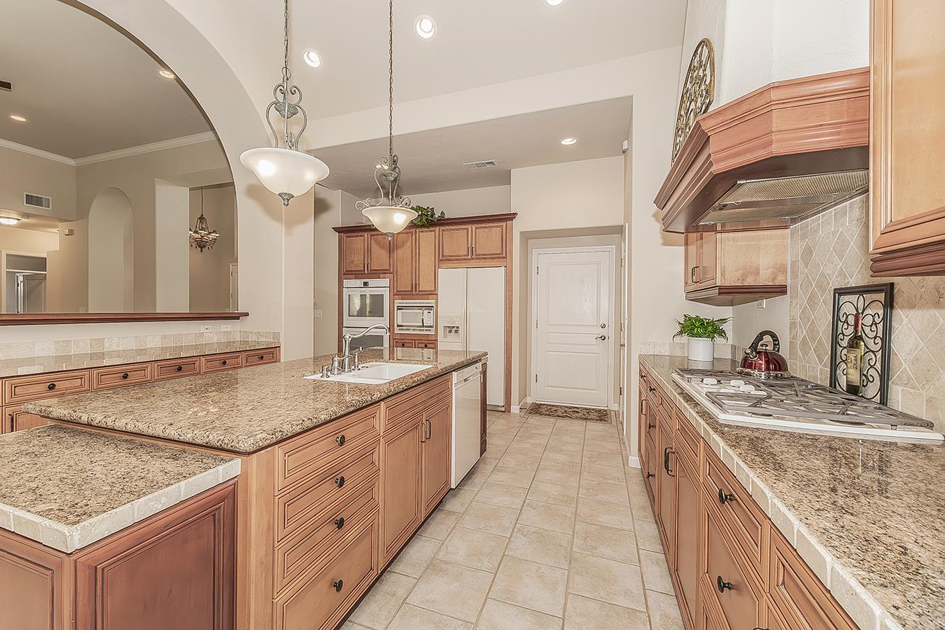 4477 N Quail Lake Dr, Clovis, CA 93619