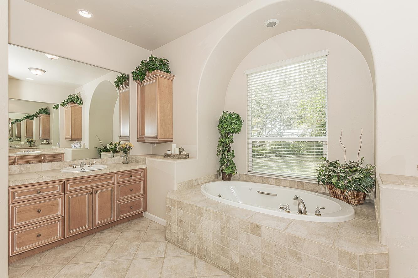 4477 N Quail Lake Dr, Clovis, CA 93619