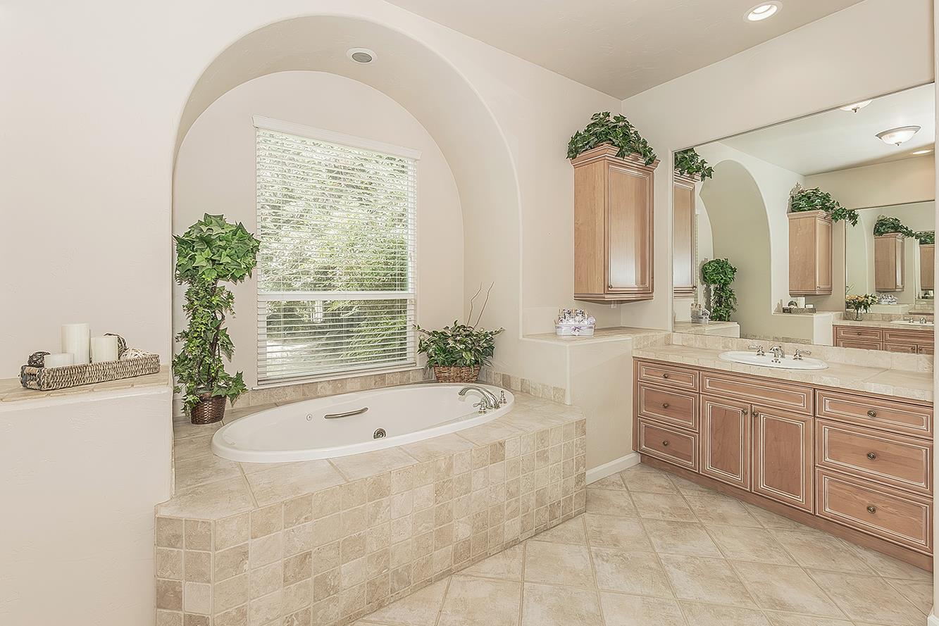 4477 N Quail Lake Dr, Clovis, CA 93619