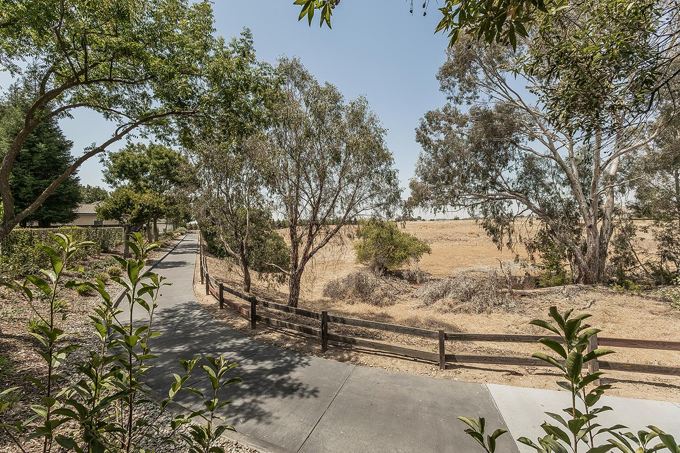 4477 N Quail Lake Dr, Clovis, CA 93619