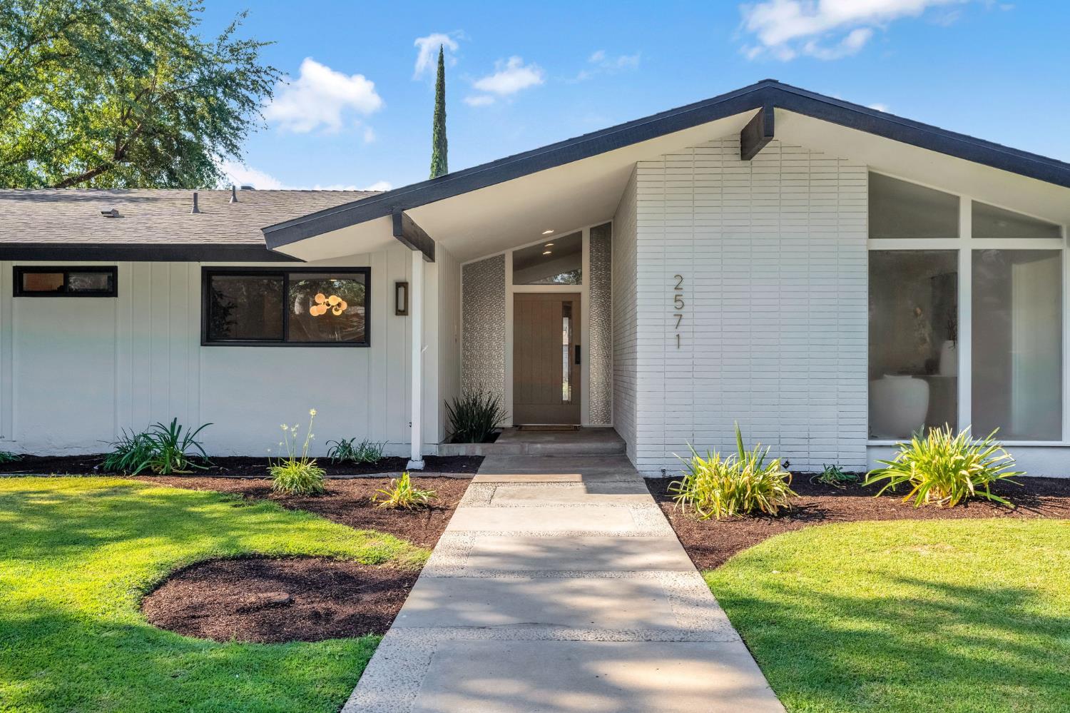 2571 W Magill Ave, Fresno, CA 93711