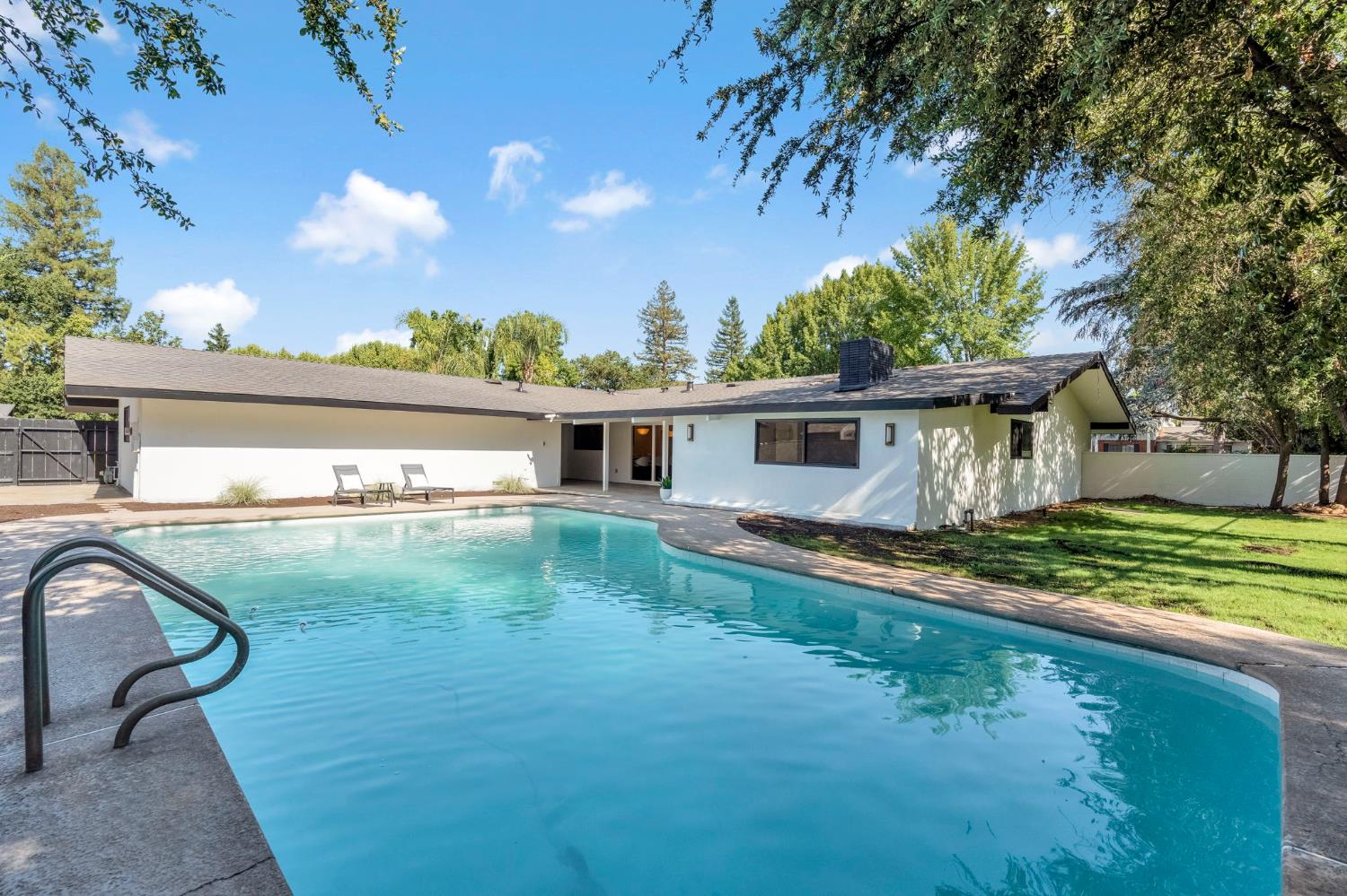 2571 W Magill Ave, Fresno, CA 93711