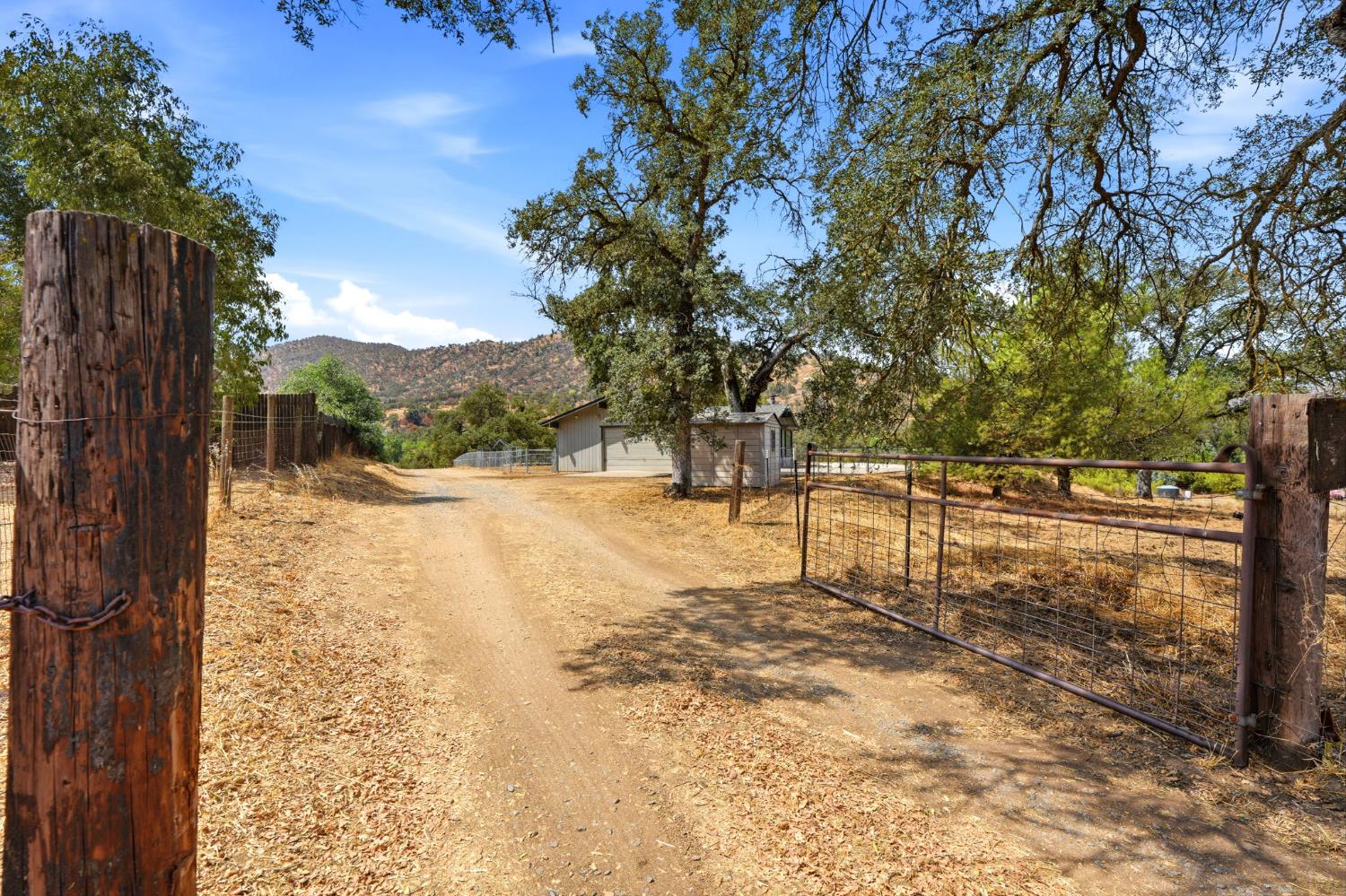 37307 Mistletoe Rd, Yokuts Valley, CA 93675