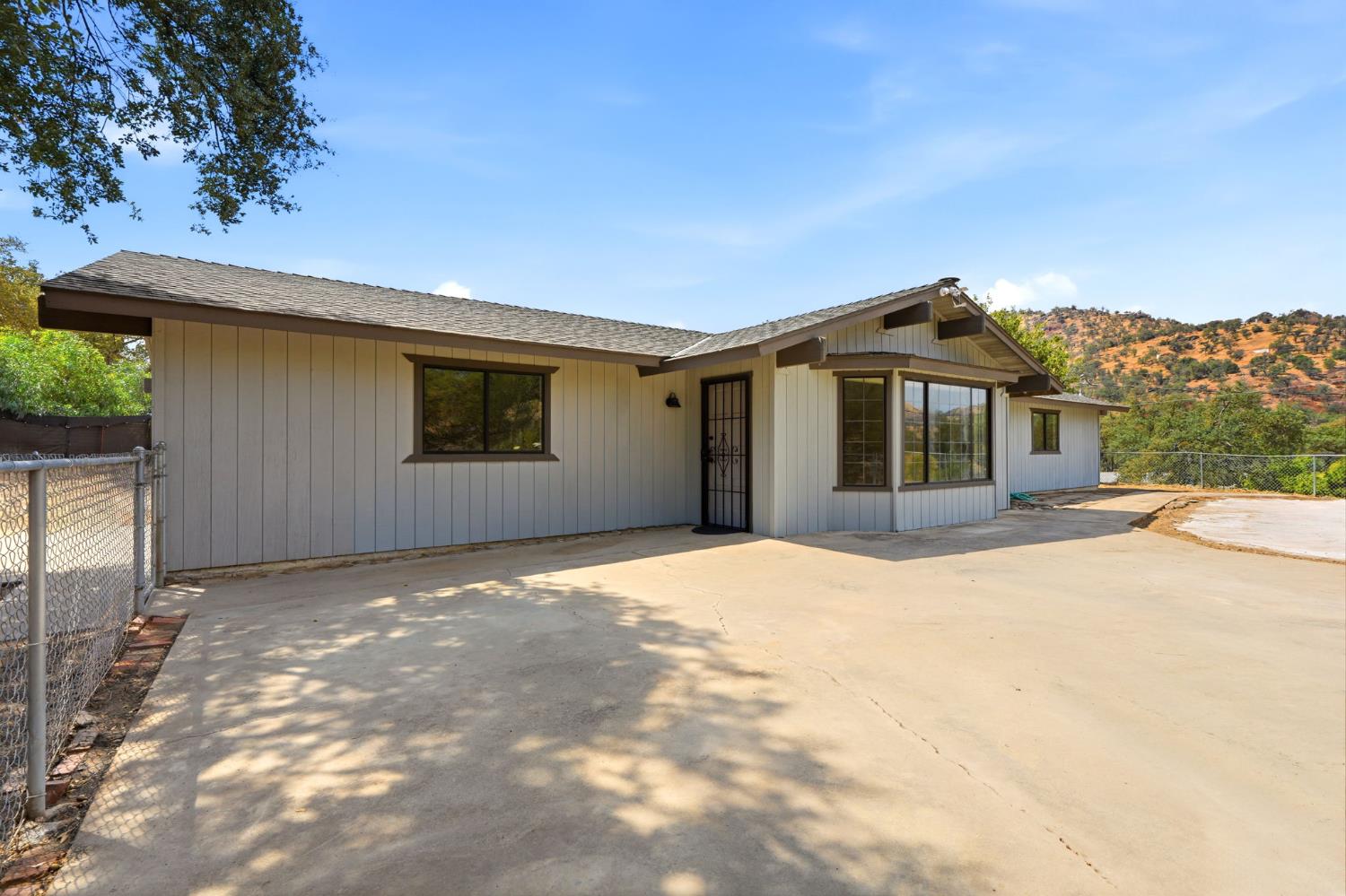 37307 Mistletoe Rd, Yokuts Valley, CA 93675