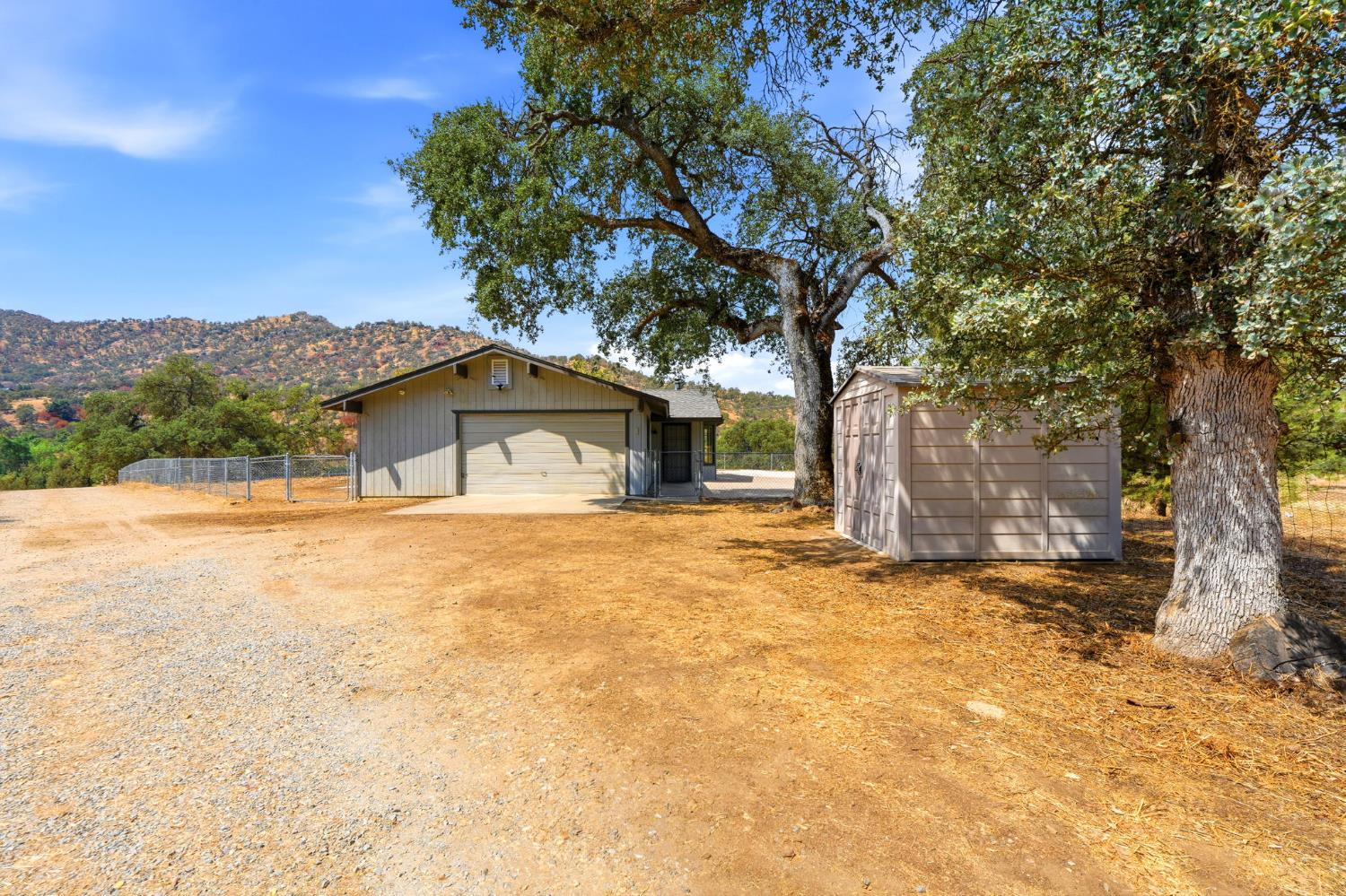37307 Mistletoe Rd, Yokuts Valley, CA 93675