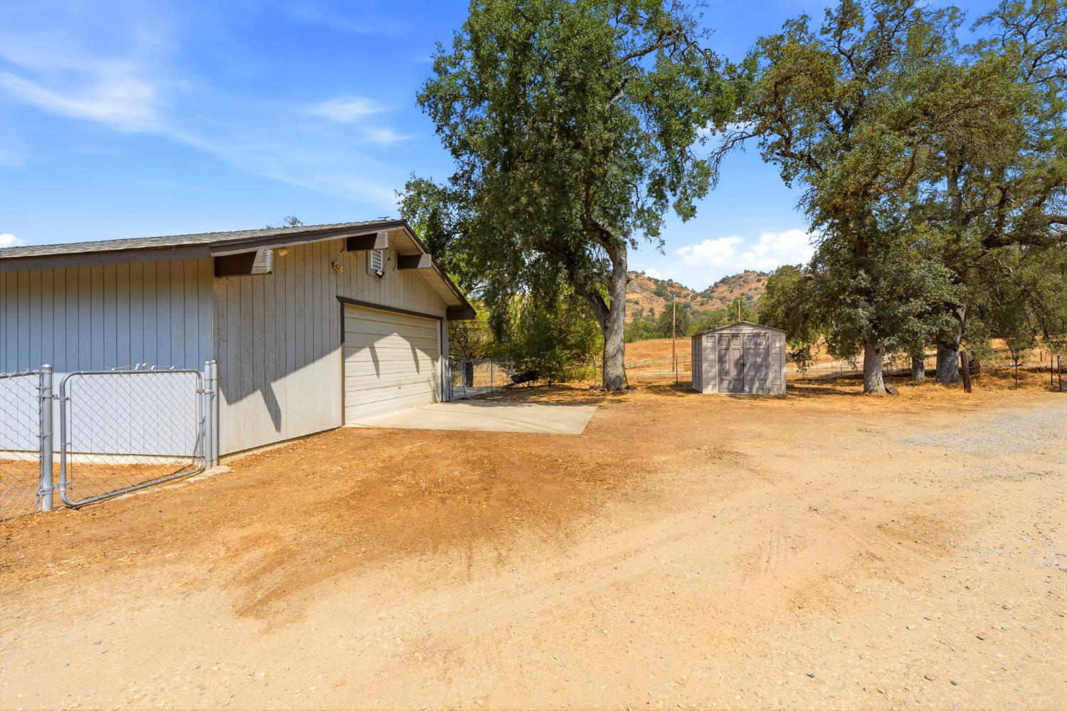 37307 Mistletoe Rd, Yokuts Valley, CA 93675