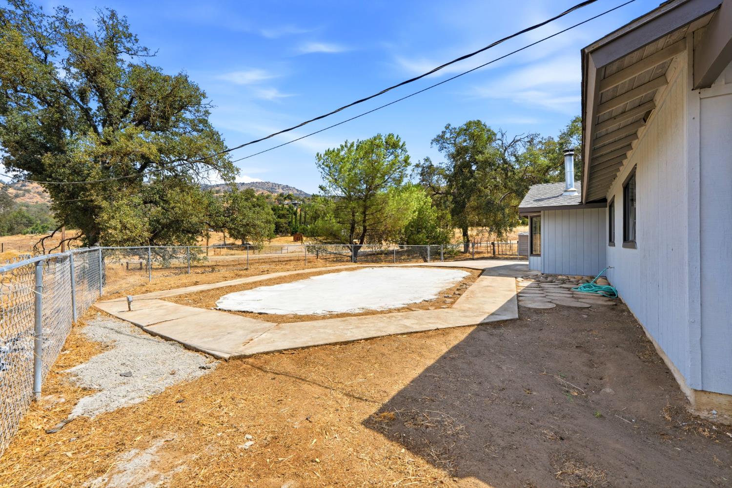 37307 Mistletoe Rd, Yokuts Valley, CA 93675