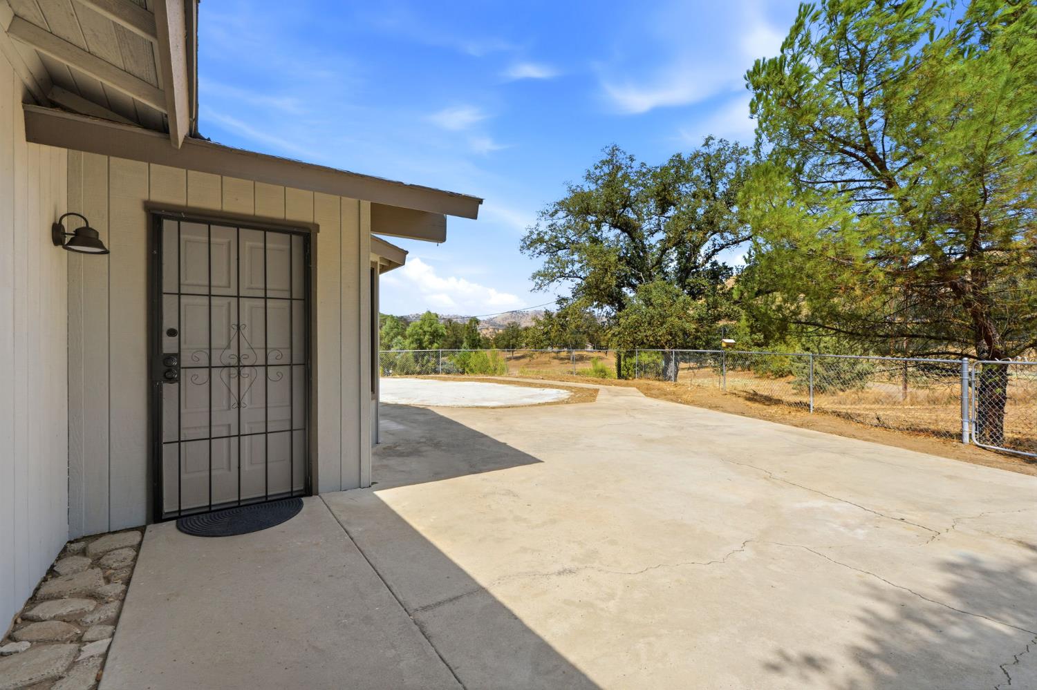 37307 Mistletoe Rd, Yokuts Valley, CA 93675