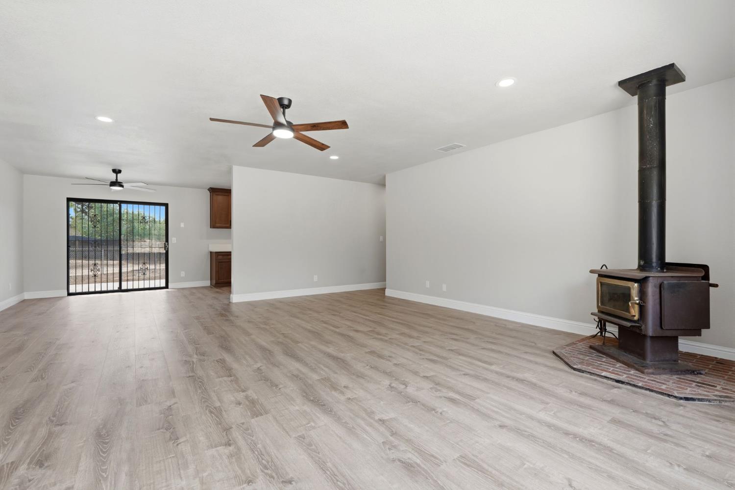 37307 Mistletoe Rd, Yokuts Valley, CA 93675