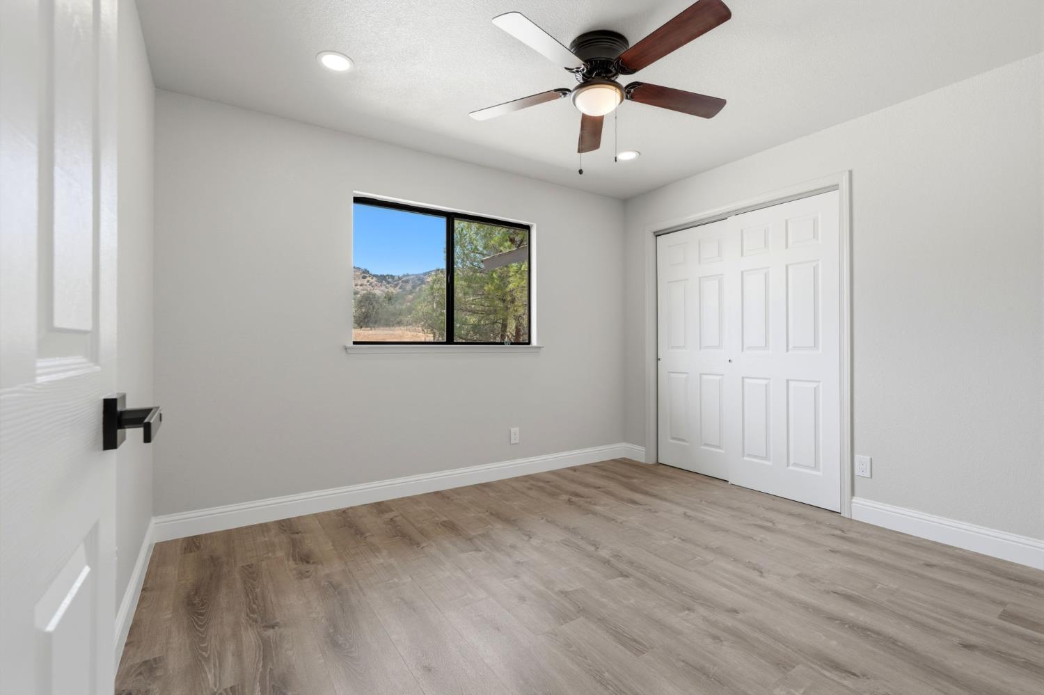 37307 Mistletoe Rd, Yokuts Valley, CA 93675
