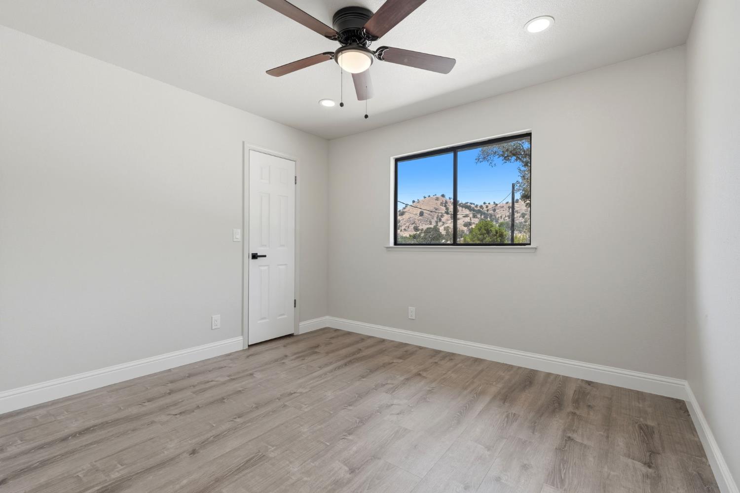 37307 Mistletoe Rd, Yokuts Valley, CA 93675
