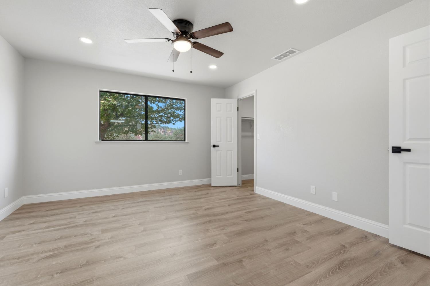37307 Mistletoe Rd, Yokuts Valley, CA 93675