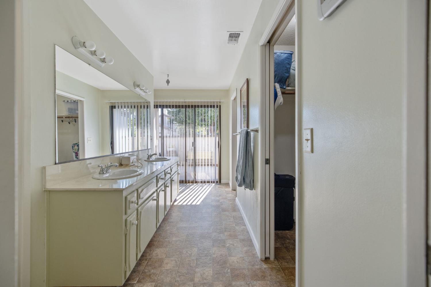 1948 Cougar Ln, Clovis, CA 93611
