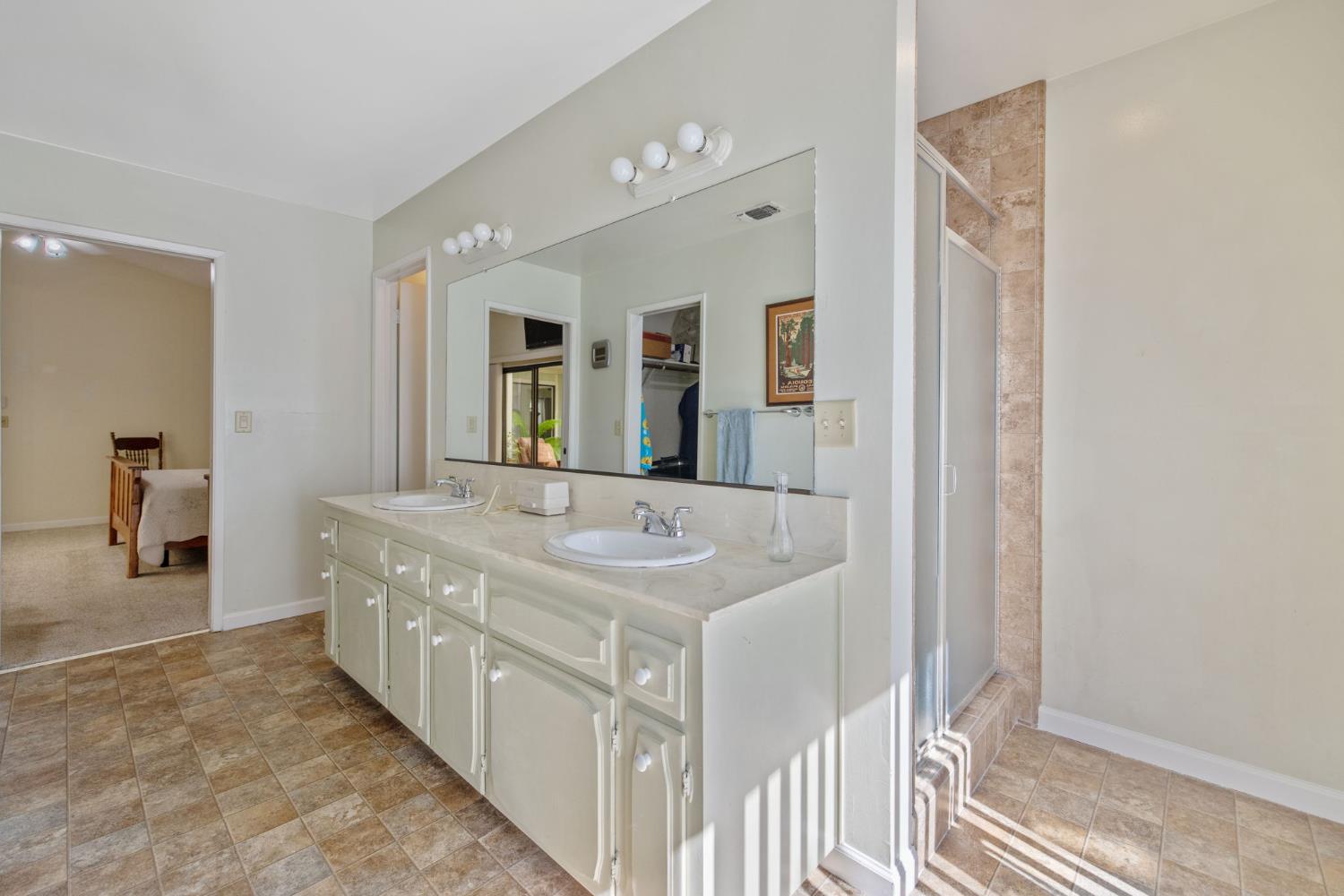 1948 Cougar Ln, Clovis, CA 93611