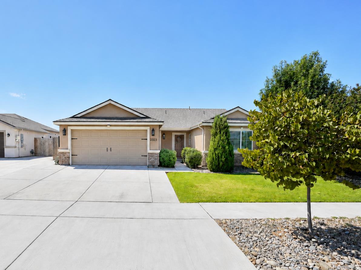2323 Vineyard Ct, Hanford, CA 93230