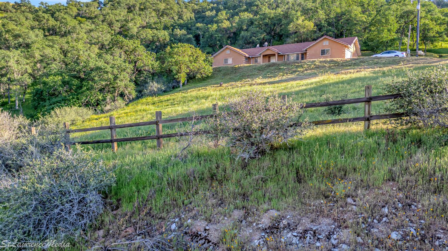 27557 Paradise Valley Ln, Clovis, CA 93619
