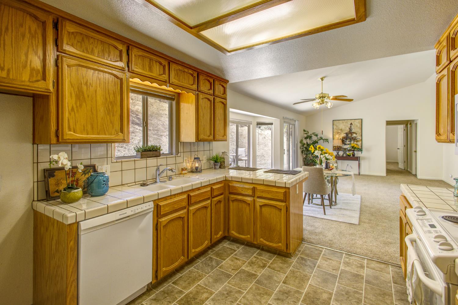 27557 Paradise Valley Ln, Clovis, CA 93619