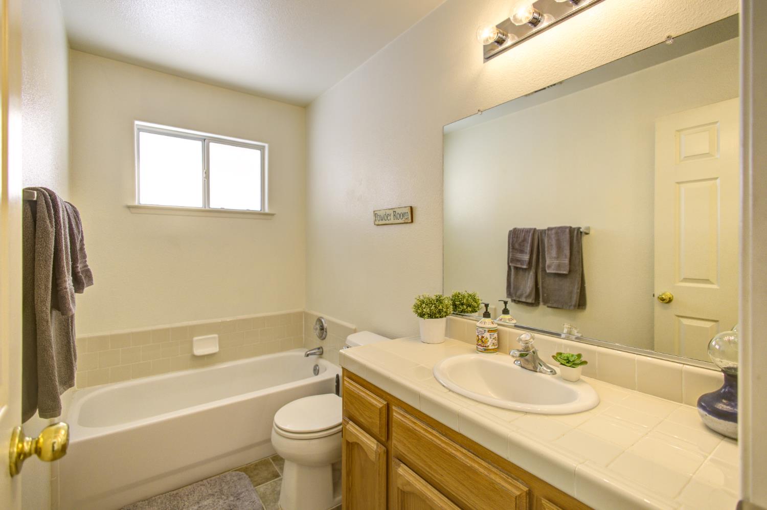 27557 Paradise Valley Ln, Clovis, CA 93619