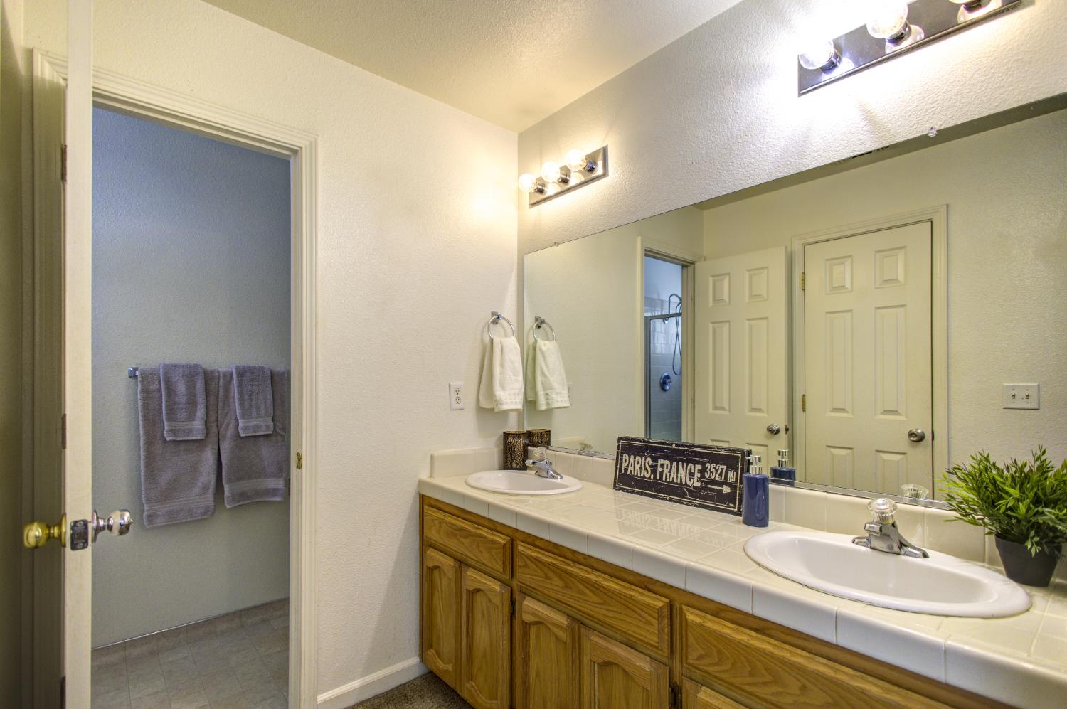 27557 Paradise Valley Ln, Clovis, CA 93619