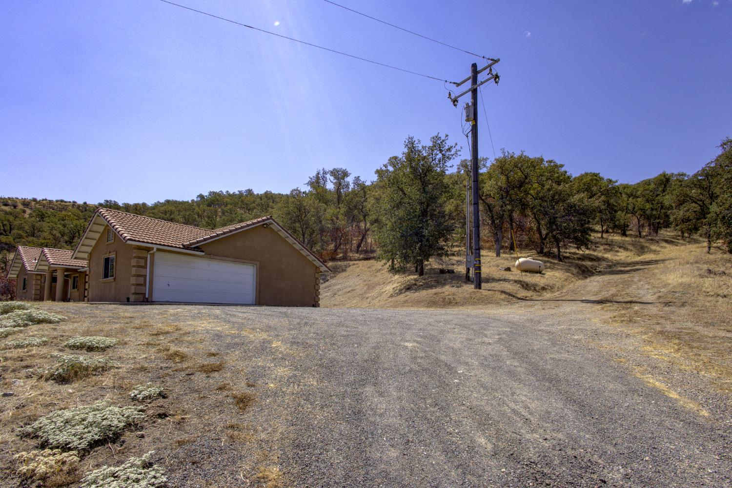27557 Paradise Valley Ln, Clovis, CA 93619
