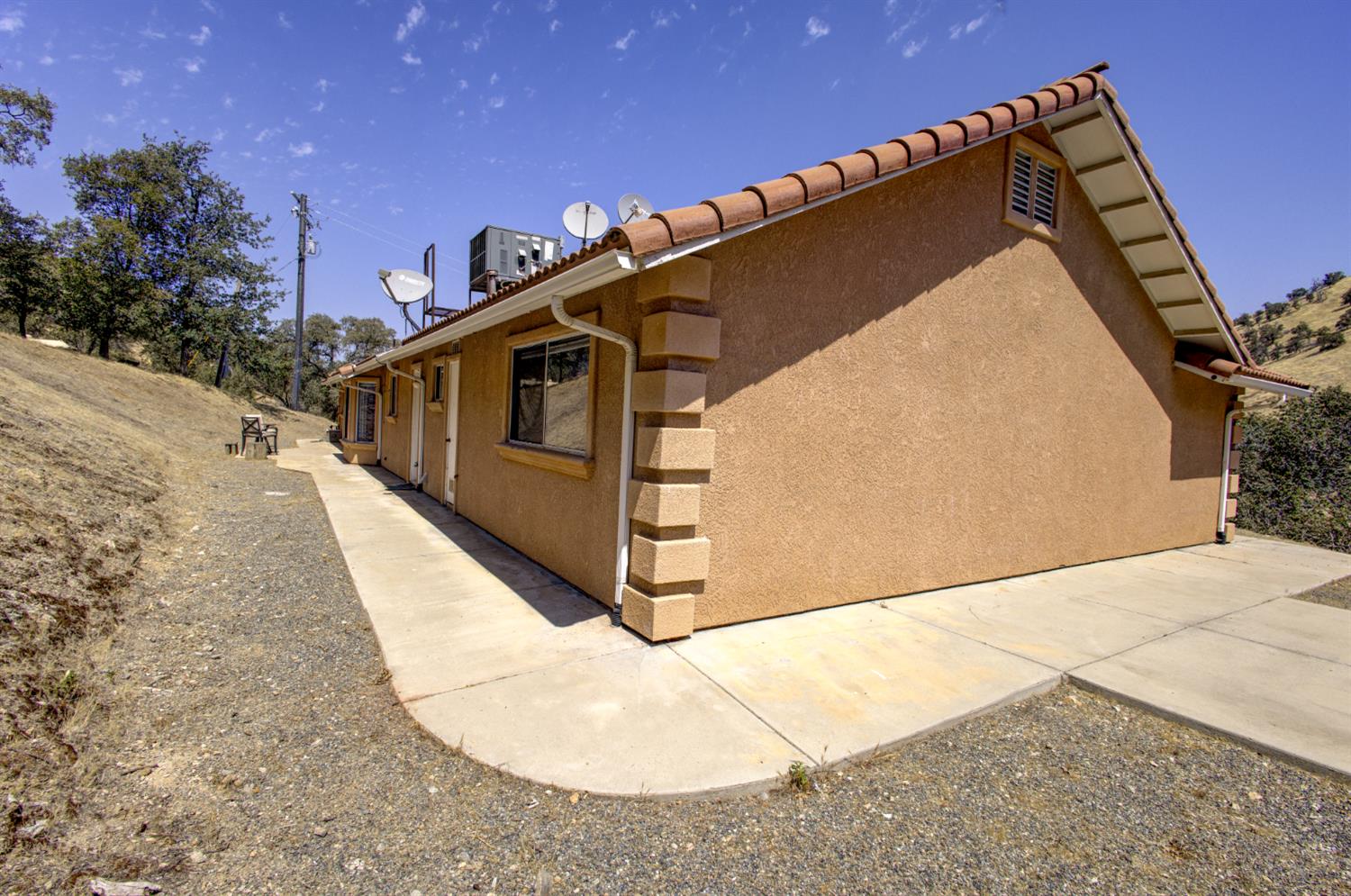 27557 Paradise Valley Ln, Clovis, CA 93619