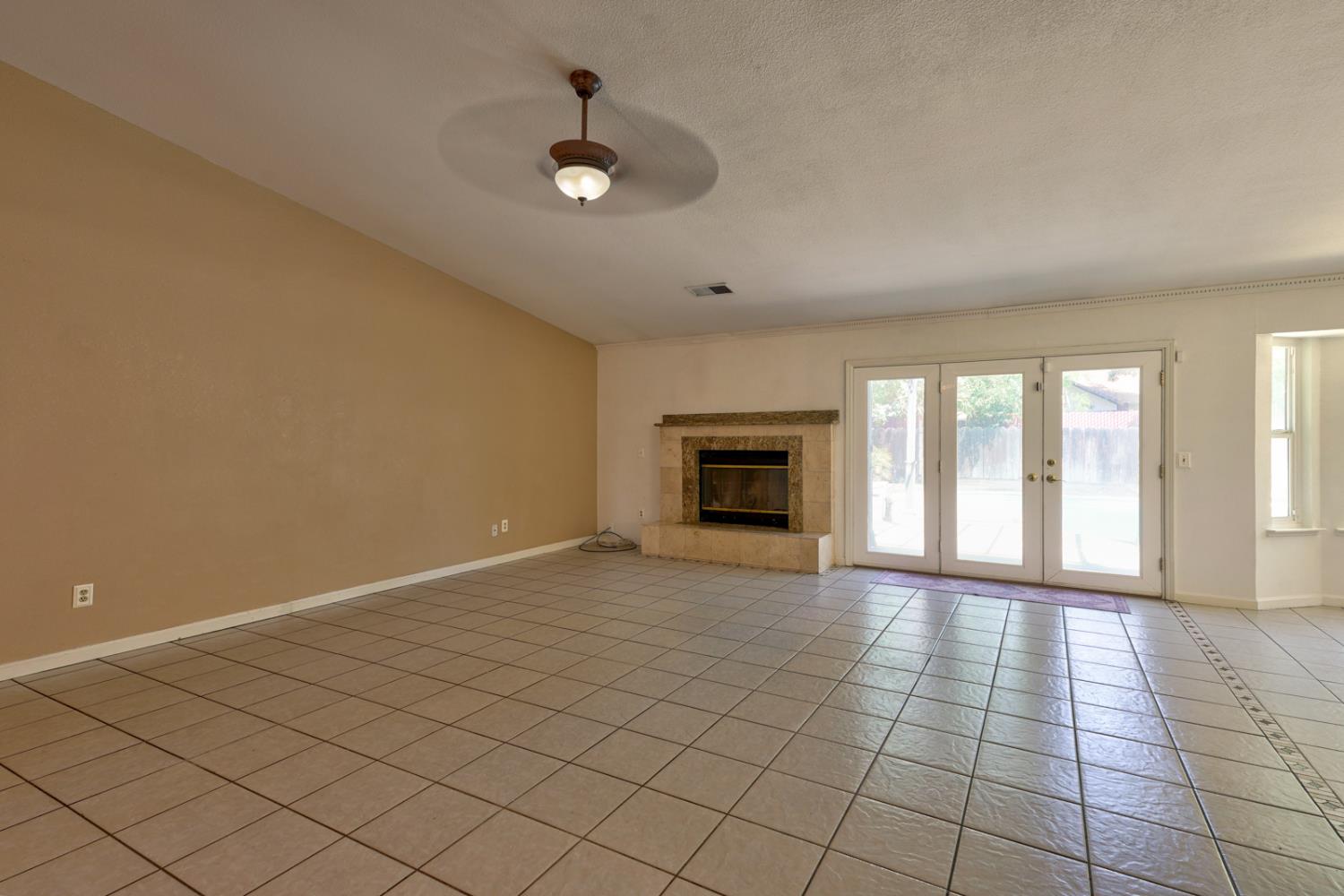 1111 E Donna Dr, Merced, CA 95340