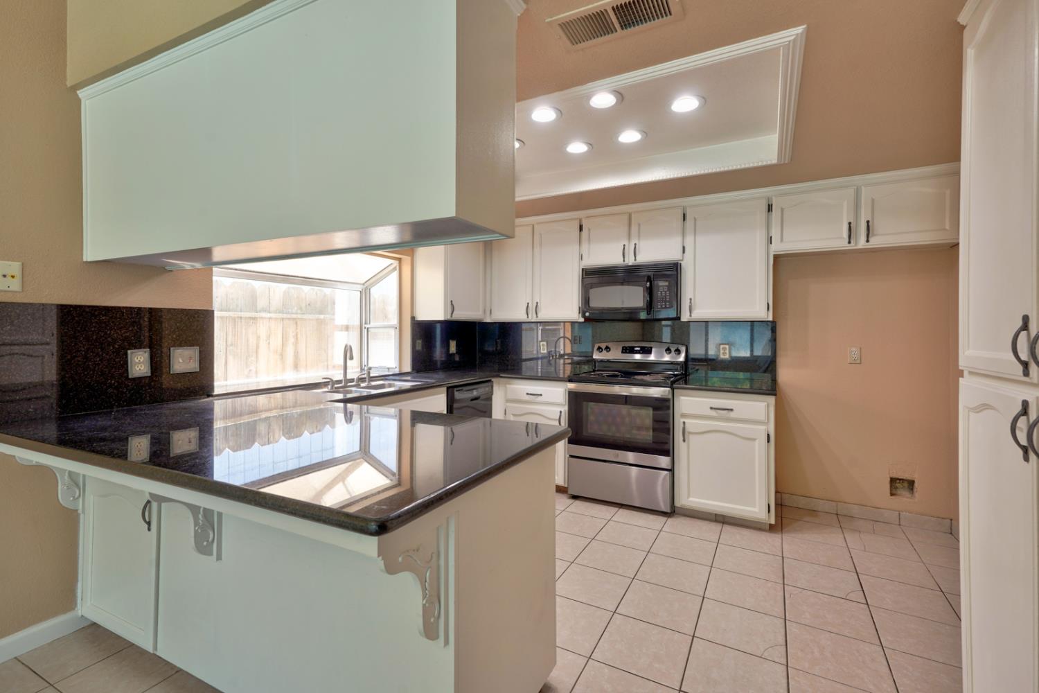 1111 E Donna Dr, Merced, CA 95340