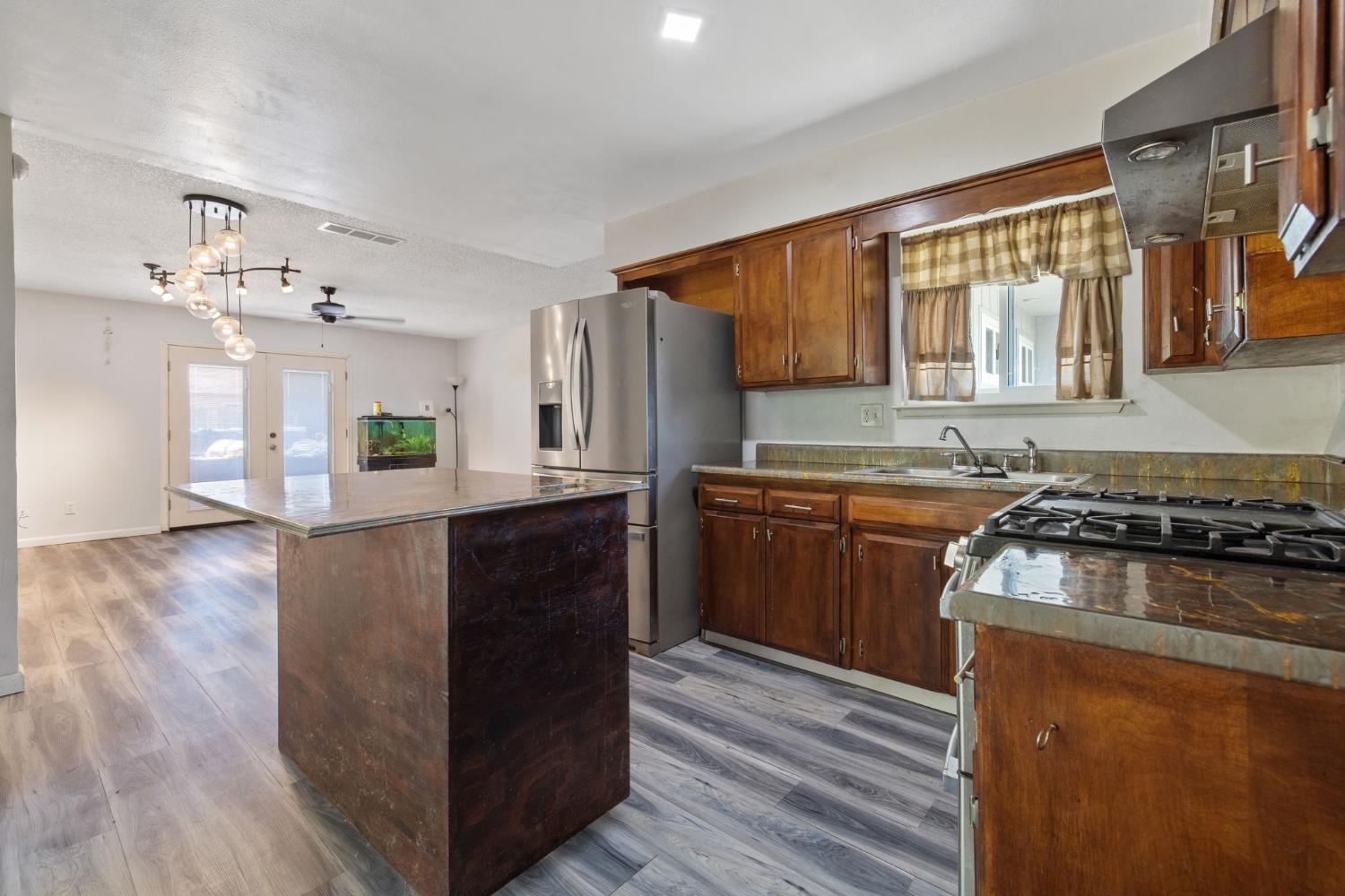 4212 W Whitendale, Visalia, CA 93277