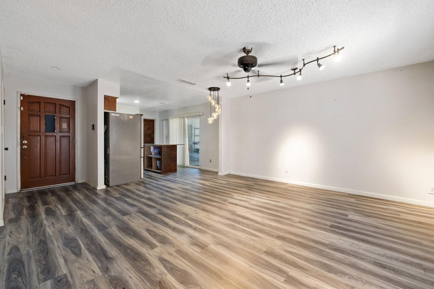 4212 W Whitendale, Visalia, CA 93277