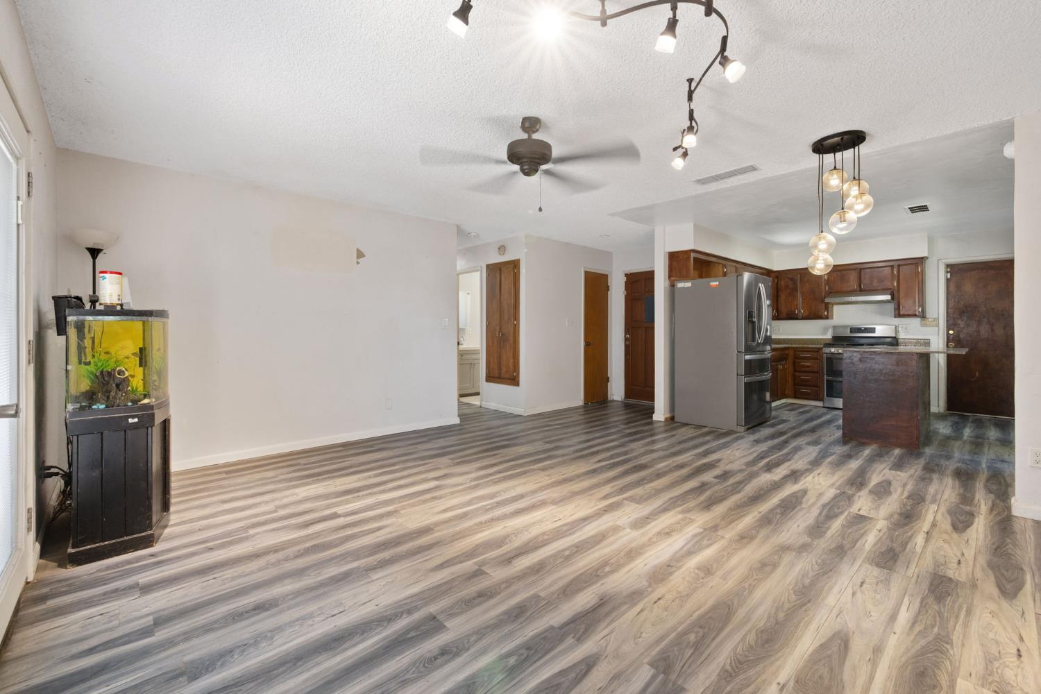4212 W Whitendale, Visalia, CA 93277