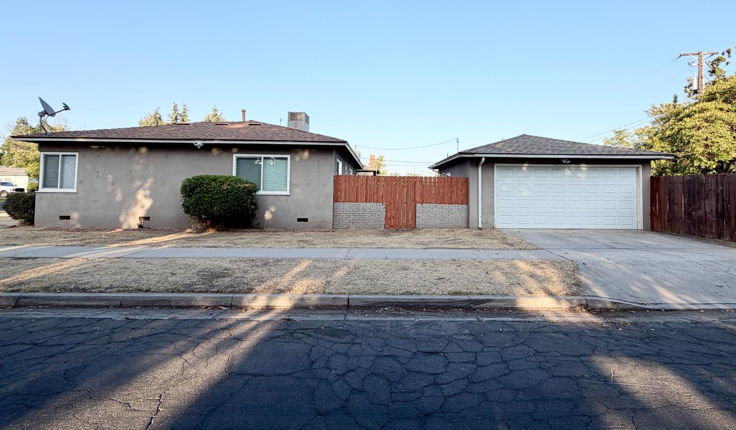 847 W Robinson Ave, Fresno, CA 93705