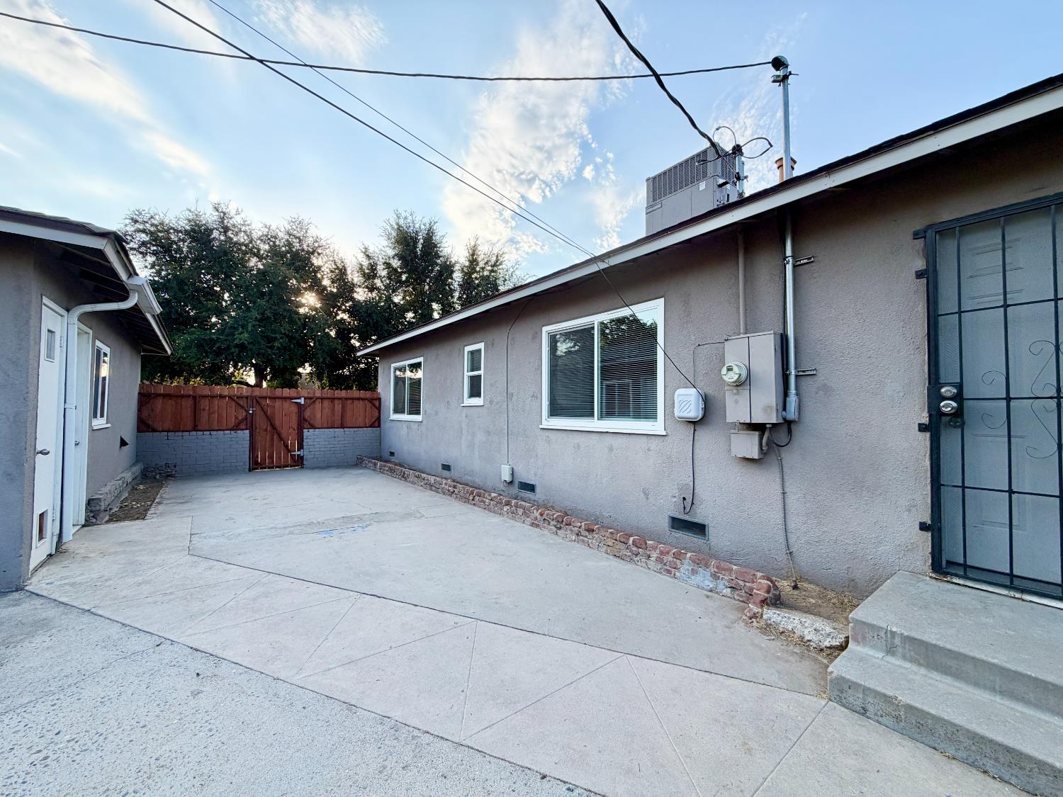 847 W Robinson Ave, Fresno, CA 93705
