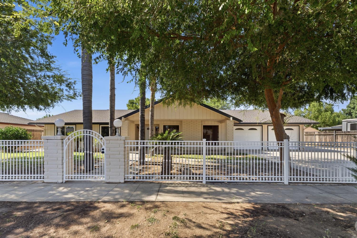 2577 W Noble, Caruthers, CA 93609