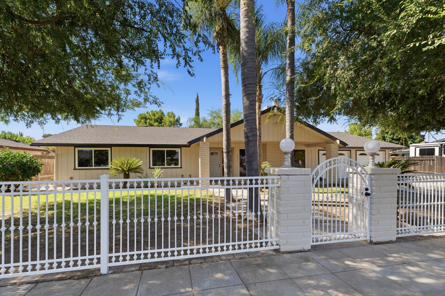 2577 W Noble, Caruthers, CA 93609