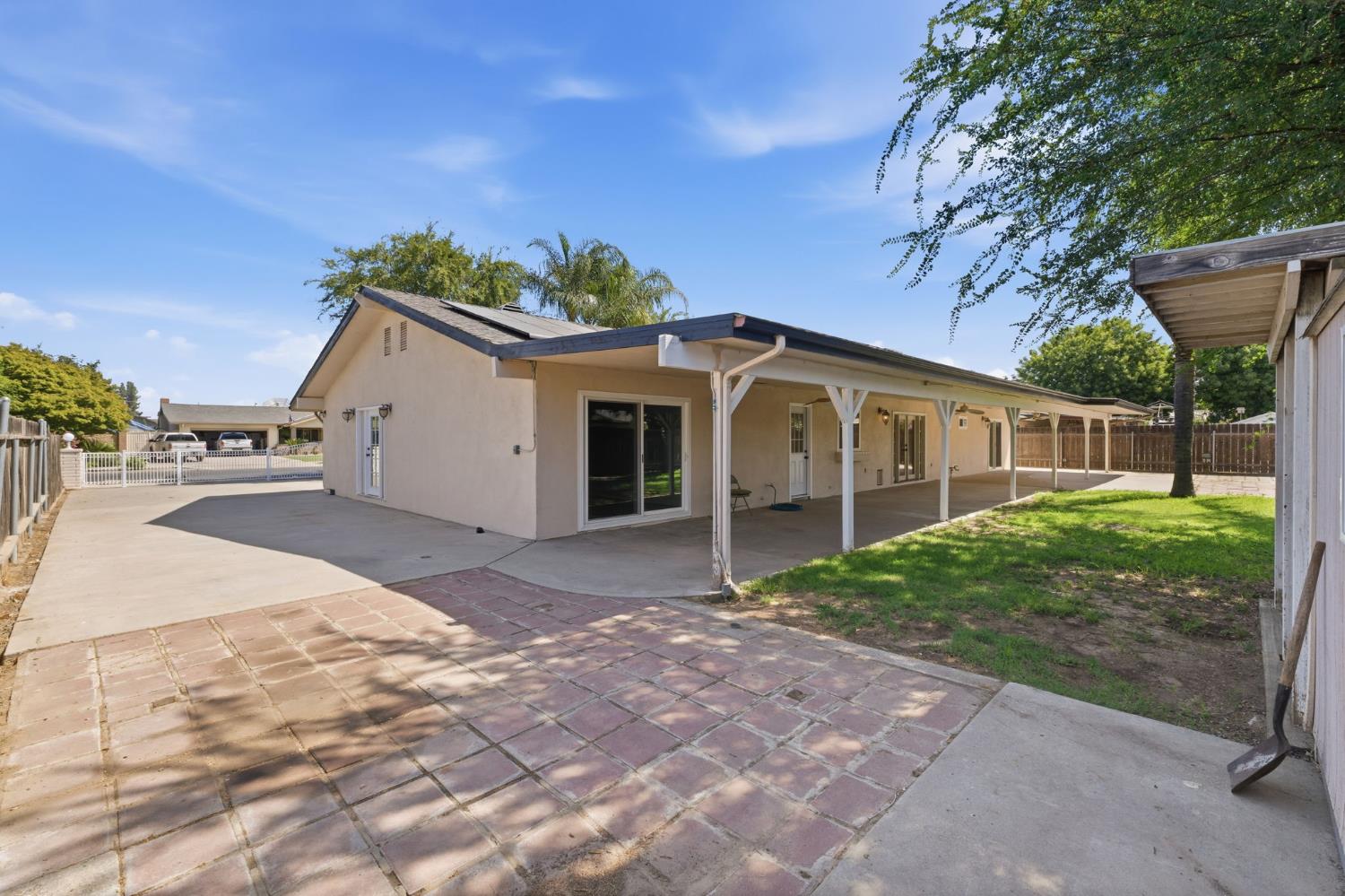 2577 W Noble, Caruthers, CA 93609